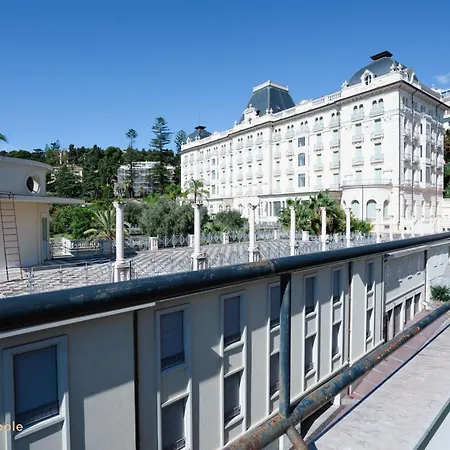Center Apartment, Sea View & Terrace شقة سانريمو